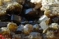 #4 Vesuvianiet Topper Kleine Olivijnkleurige kristallen - 1 - Thumbnail