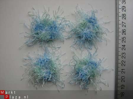 ** Setje van 4 gehaakte fluffy bloemetjes (blauw/groen) - nr. 1