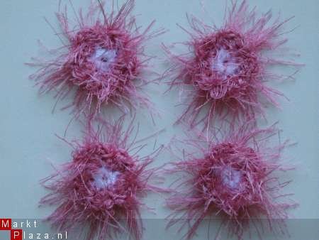 ** Setje van 4 gehaakte fluffy bloemetjes (roze) - nr. 1