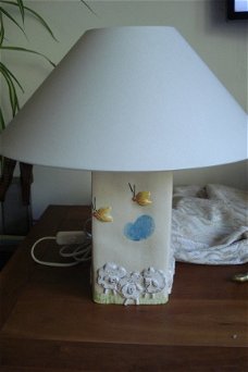 keramiek 3D lamp met schaapjes wolkjes 40cm hoog voet 23 heel leuk voor de kinderkamer  Prijs 12,50