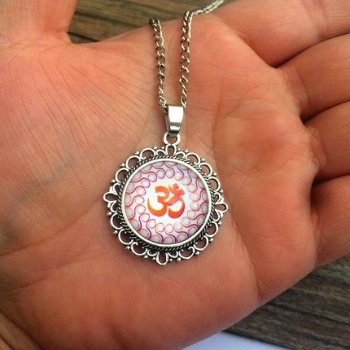 spirituele hanger ohm teken zilver met rood en ketting - 1