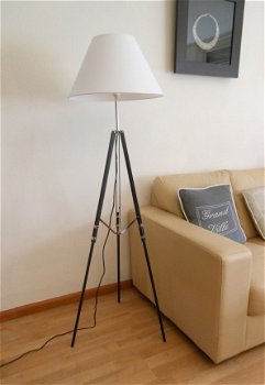 Moderne lamp op statief met grote lampenkap - 2