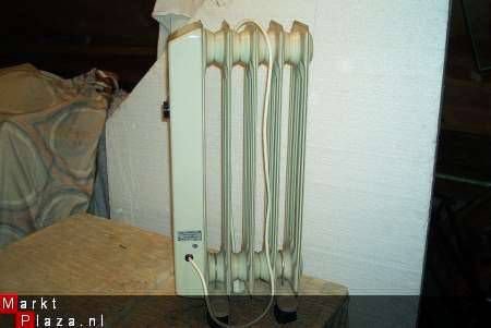 OILIE GEVULDE ELEKTR. RADIATOR. - 2