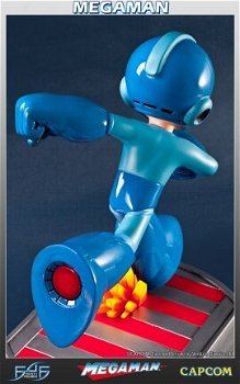 Running Megaman statue - First4Figures - 4