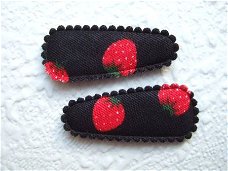 3 cm ~ Kniphoesje met aardbeien ~ Zwart