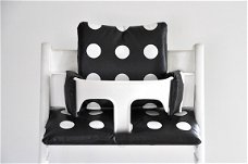 Stoelverkleiner kussen gecoat "Black Polka' voor stokke tripp trapp kinderstoel!