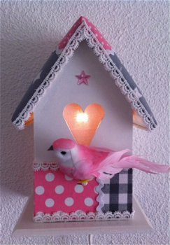 Vogelhuisje met lampje in grijs-roze. - 2