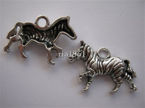 bedeltje/charm dieren : zebra groot - 30x21 mm - 1