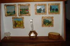 Galerie met echte schilderijen schaal 1/12 40x26  poppenhuis  Tafereel in kastje met echt geschilder
