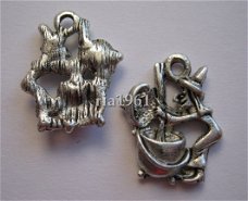 bedeltje/charm halloween : heks met kookpot - 25x15 mm