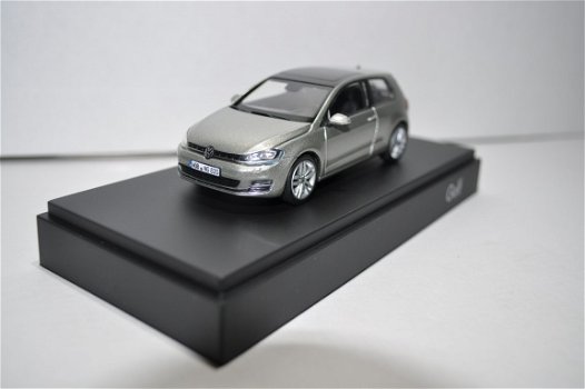 Volkswagen Vw Golf 4 doors grijs 1:43 Herpa - 1