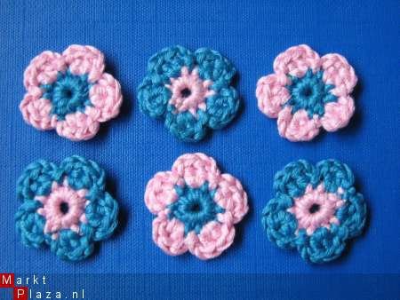 ** Setje van 6 blauwe/roze gehaakte bloemetjes (3 cm) - 0