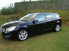 Volvo V60 - 1.6 T3 MOMENTUM BUSINESS-PRO-NAVI-LEDER-INSCR.EMBERBLACK