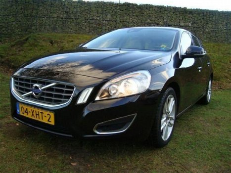 Volvo V60 - 1.6 T3 MOMENTUM BUSINESS-PRO-NAVI-LEDER-INSCR.EMBERBLACK - 1