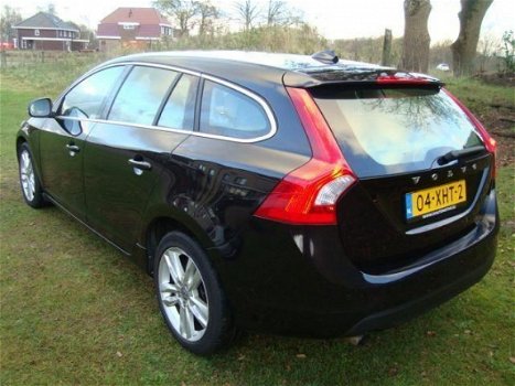 Volvo V60 - 1.6 T3 MOMENTUM BUSINESS-PRO-NAVI-LEDER-INSCR.EMBERBLACK - 1