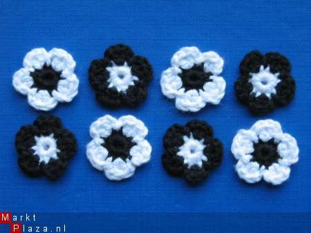 ** 8 gehaakte bloemetjes (zwart/wit) - 0