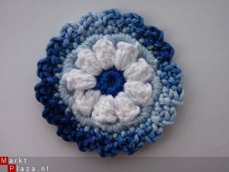 ** Gehaakte bloemapplicatie (marmerblauw/wit) - nr. 1