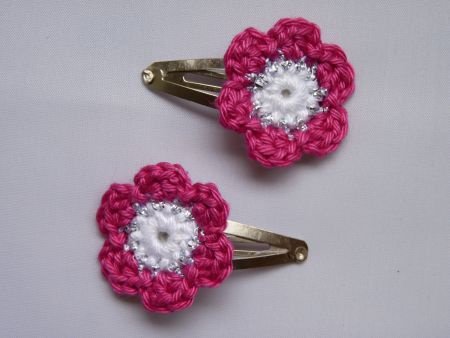 ** Kleuter haarspeldjes met gehaakte bloem (fuchsia) - nr. 1