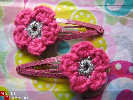 ** Kleuter haarclips met gehaakt bloemetje (fuchsia/glitter) - nr. 1