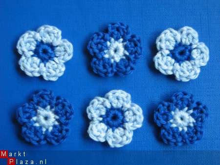 ** Setje van 6 blauwe gehaakte bloemetjes (3 cm) - 0