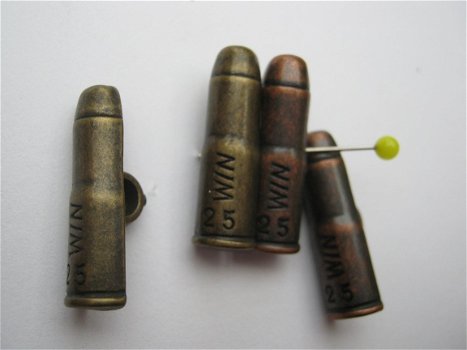 knopen in kogelvorm met inscriptie : ,,WIN,, 18 - 22 - 25 mm. - 1