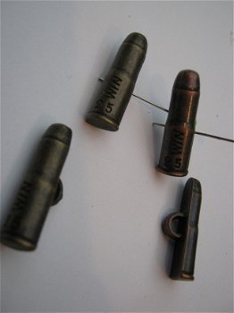knopen in kogelvorm met inscriptie : ,,WIN,, 18 - 22 - 25 mm. - 2