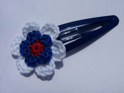 ** Grote haarclip met gehaakte bloem (rood/wit/blauw)