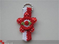 ** Gehaakte sleutelhanger/tashanger (rood/wit)