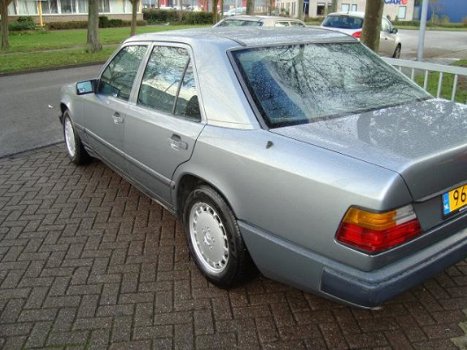 Mercedes-Benz 230 - (W124) E - 1