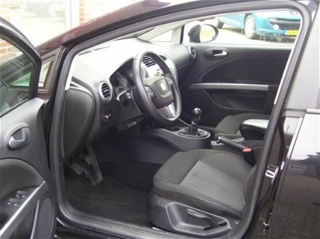 Seat Leon - 1.2 TSI Ecomotive Sport 105PK clima, cruise, xenon, stoelvw, pdc, carkit, iso-fix - 1
