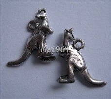 bedeltje/charm dieren : kangoeroe 2 - 21x10 mm (nog 30 st.)