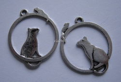bedeltje/charm dieren : kat en muis - 32x26 mm ( nog 20)