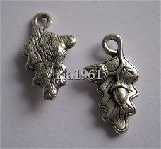 bedeltje/charm bomen : eikel op blad - 22x13 mm (nog 15 st.)