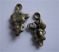 bedeltje/charm bomen : eikel op blad brons - 22x13 mm