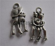 bedeltje/charm dieren : kikkers verliefd - 24x11 mm