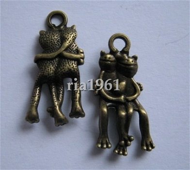 bedeltje/charm dieren : kikkers verliefd brons - 24x11 mm (nog 20 st.) - 1