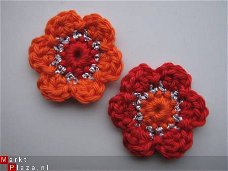 ** 2 gehaakte bloemetjes Silverline (rood/oranje)