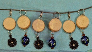 SALE NIEUW Trinkets Wood Dangles Glass Beads van Prima Marketing - 1