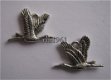 bedeltje/charm vogels : ooievaar vliegend - 21x15 mm - 1 - Thumbnail