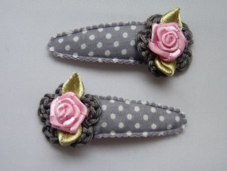 ** Haarspeldjes polkadot grijs met bloemetje/roosje - nr. 1