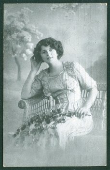 MANNEQUIN Jonge vrouw in stoel (Leeuwarden 1917)