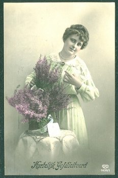 MANNEQUIN Jonge vrouw met bloemen Hartelijk Gefeliciteerd (Leeuwarden 1923) - 1