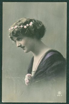 MANNEQUIN Jonge vrouw met bloemen in het haar (Deventer 1920)