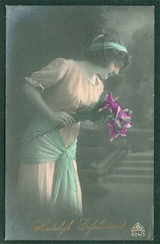 MANNEQUIN Jonge vrouw met bos bloemen Hartelijk Gefeliciteerd (Roordahuizum 1918) - 1