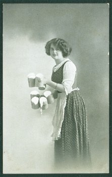 MANNEQUIN Jonge vrouw met pullen bier (Wommels & Roordahuizum 1914) - 1