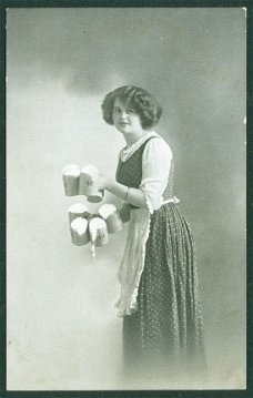 MANNEQUIN Jonge vrouw met pullen bier (Wommels & Roordahuizum 1914)