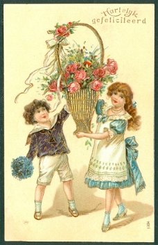 HARTELIJK GEFELICITEERD Jongen en meisje met mand vol rozen, reliëfkaart (Wommels & Roordahuizum 191