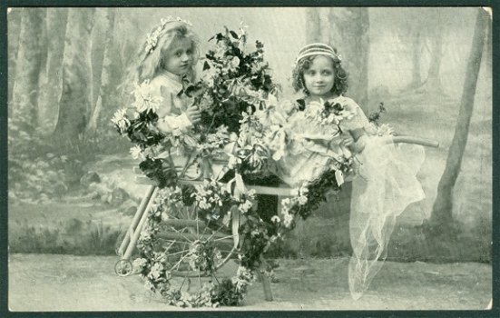 KIND Bloemenmeisjes in stoel (Leeuwarden & Roordahuizum 1909) - 1