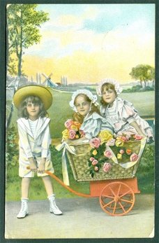 KIND Meisjes spelend met kar (Roordahuizum & Beetgumermolen 1909)
