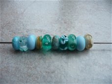 10 handgemaakte kralen / beads sky blue glas handgemaakt.